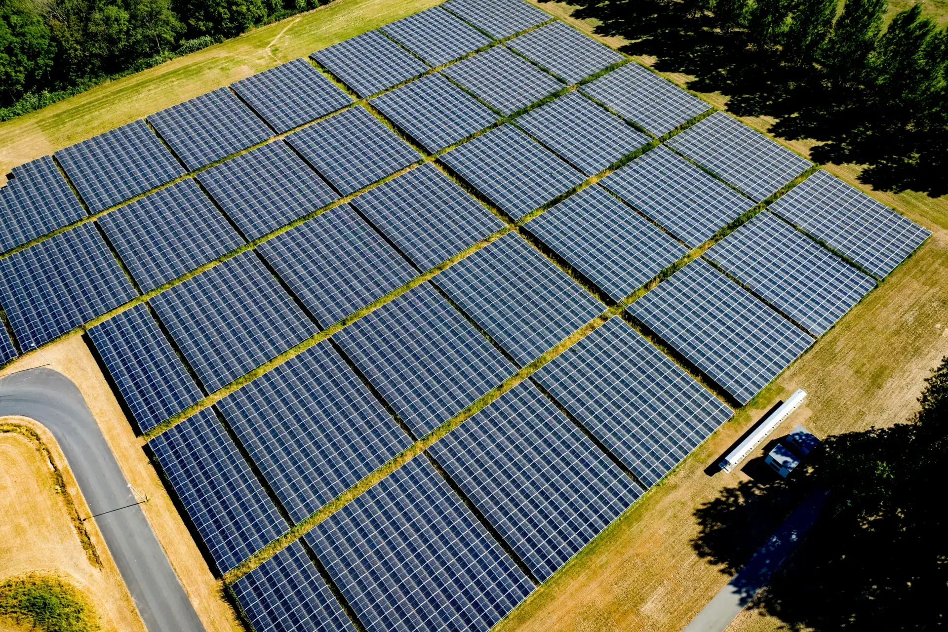 Drohnenaufnahme eines grossflächigen Solarparks