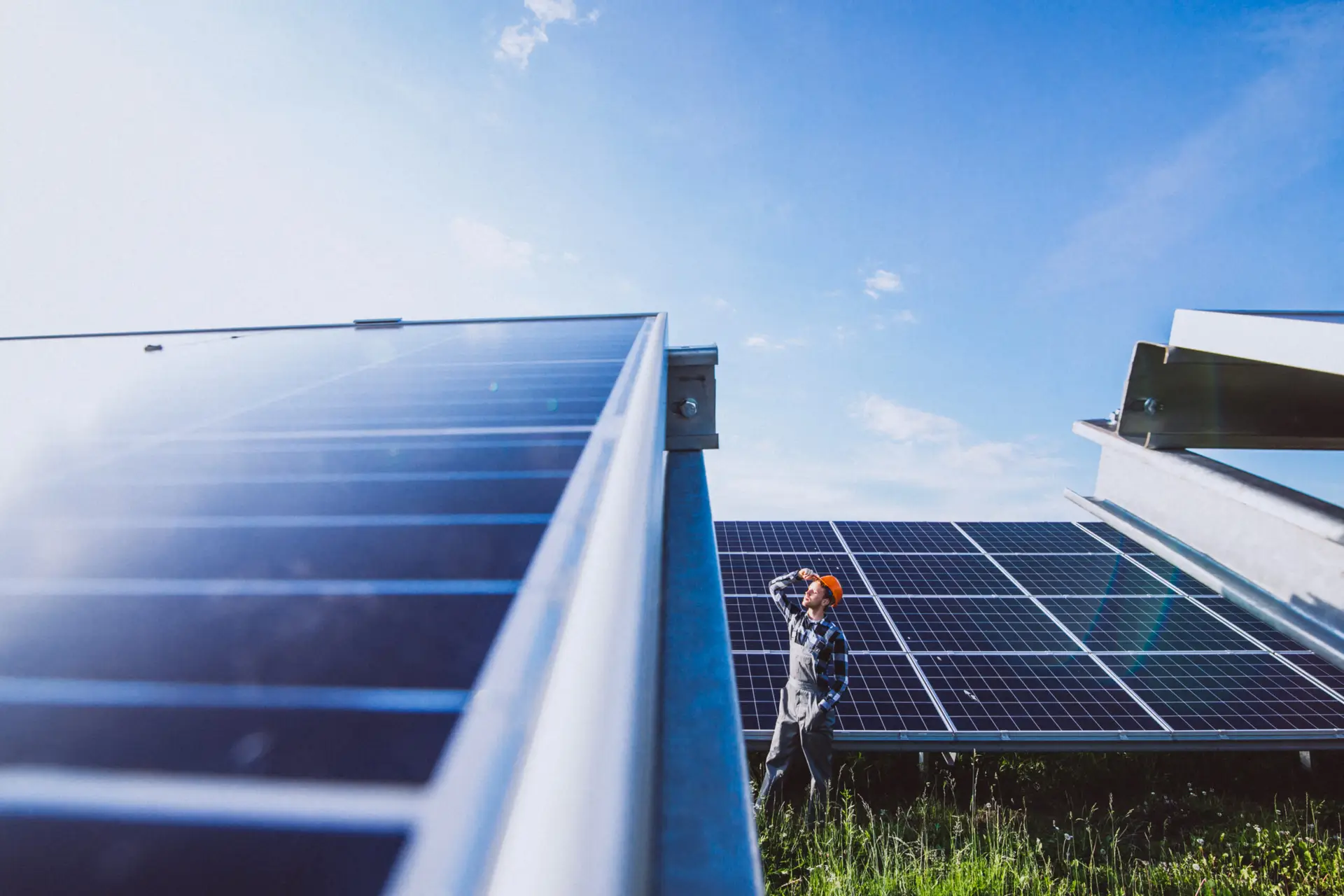Techniker vor einer Photovoltaikanlage